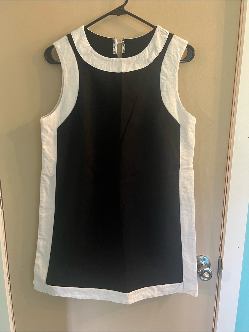 Classic Black and White Sleeveless Shift Dress/tunic